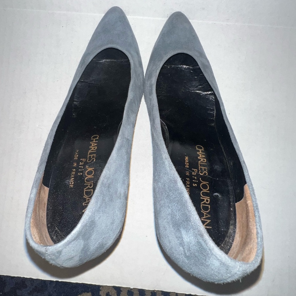 Charles Jourdan Sleek Suede Gray Heels - Picture 9 of 13